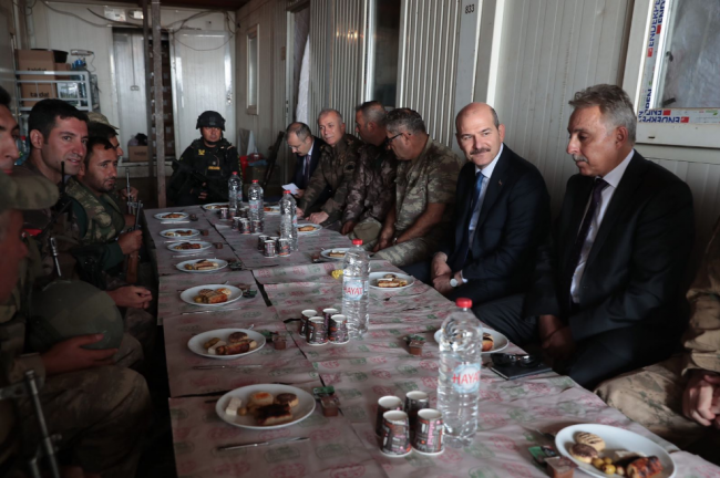 İçişleri Bakanı Soylu Yüksekova Kalana Üs Bölgesinde